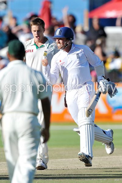 Graeme Swann celebrates drawing 3rd test