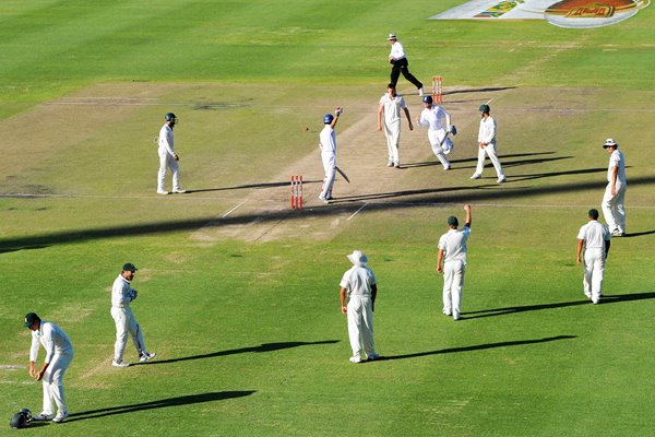 2010 - Graham Onions secures vital draw for England