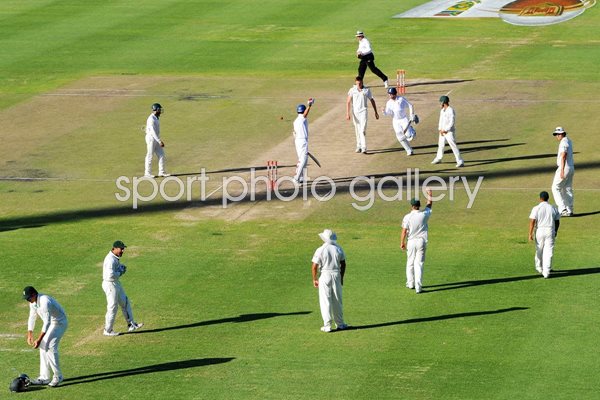 2010 - Graham Onions secures vital draw for England