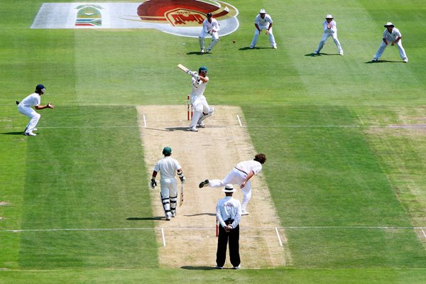 Graeme Smith edges but given Not Out