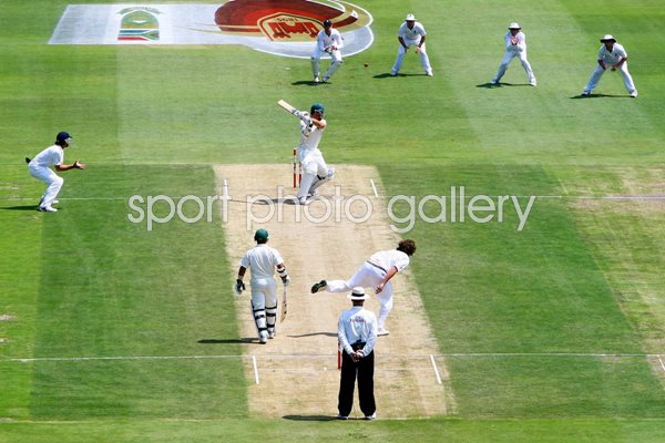 Graeme Smith edges but given Not Out