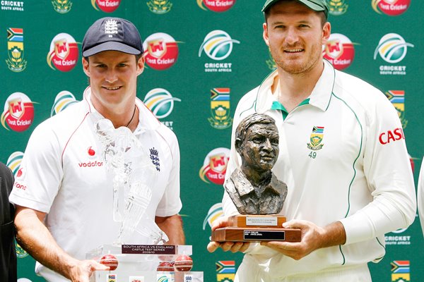 Andrew Strauss and Graeme Smith share spoils