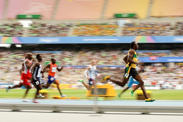 Usain Bolt Blur - 200m World Athletics 2011