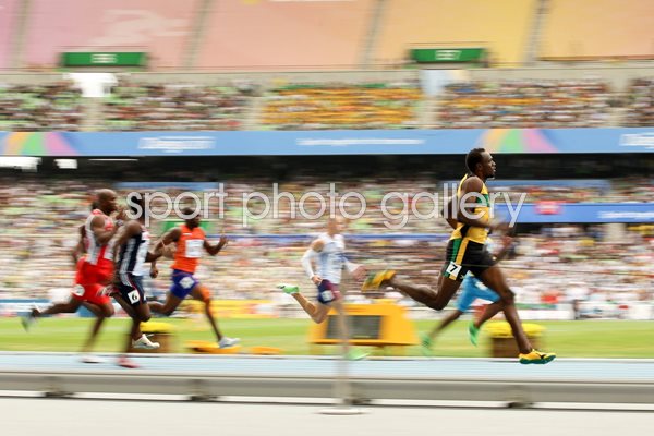 Usain Bolt Blur - 200m World Athletics 2011