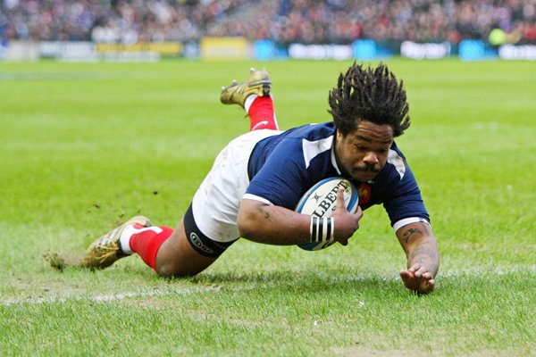 Mathieu Bastareaud scores v Scotland