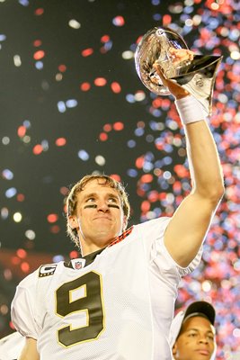 Drew Brees lifts Super Bowl XLIV Trophy