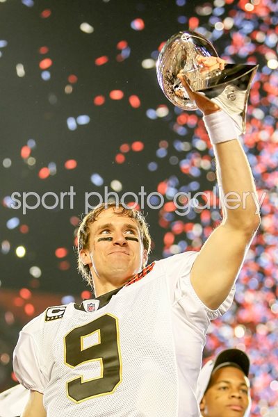 Drew Brees lifts Super Bowl XLIV Trophy