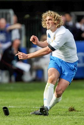 Mirco Bergamasco kicks penalty for Italy v Scotland