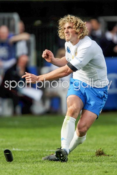 Mirco Bergamasco kicks penalty for Italy v Scotland