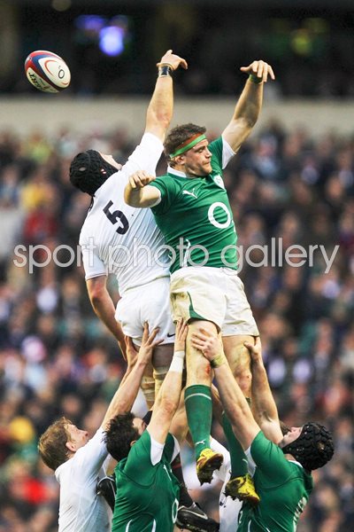 Jamie Heaslip competes for Irish line out ball