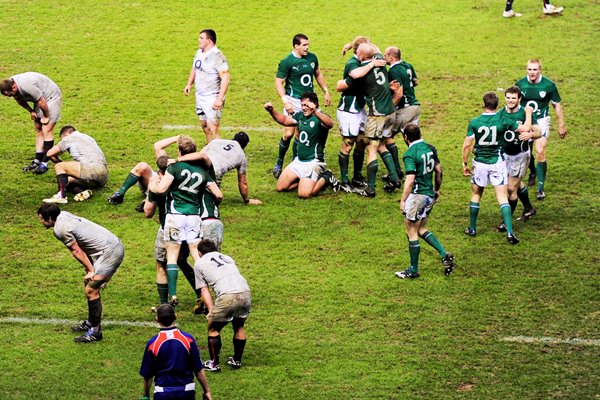 Ireland celebrate victory at Twickenham