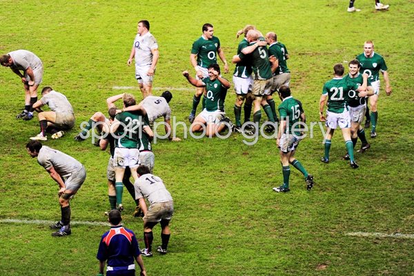 Ireland celebrate victory at Twickenham