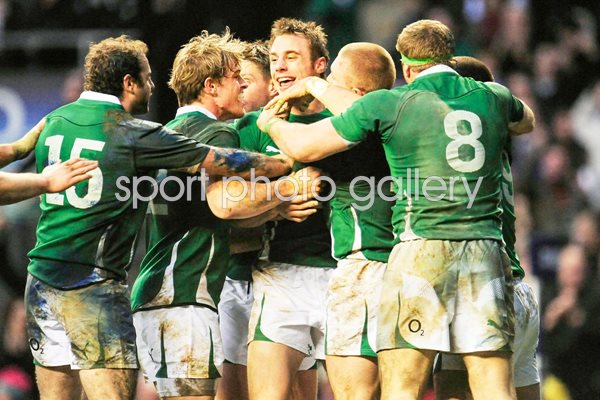 Tommy Bowe and Ireland celebrate at Twickenham