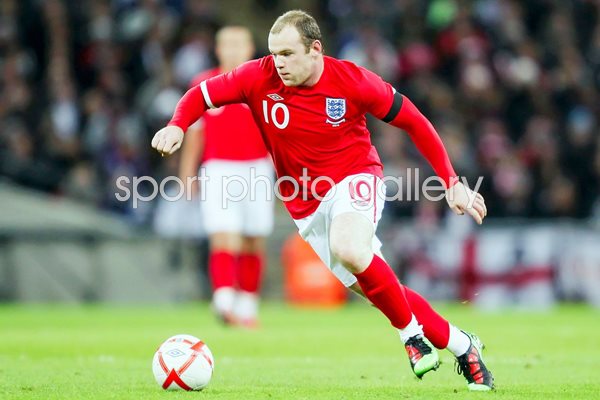 Wayne Rooney on the ball for England v Egypt 