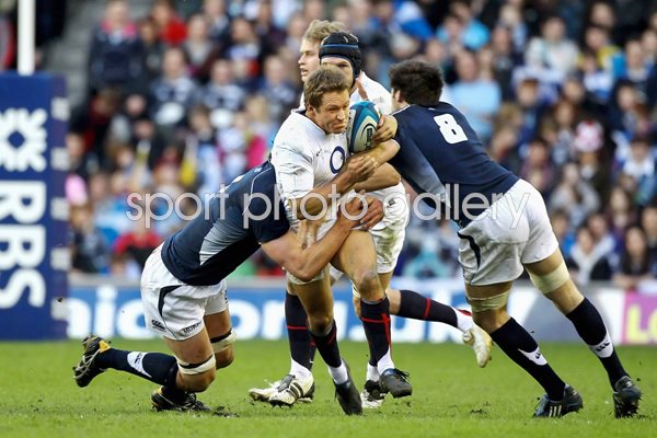 Jonny Wilkinson battles against Scotland 