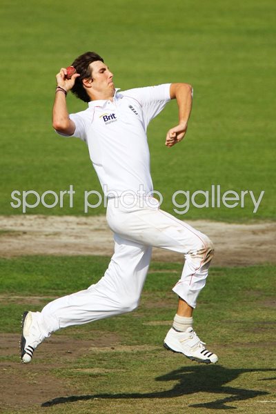 Steven Finn bowls on debut v Bangladesh 2010