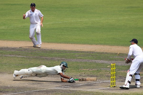 Matt Prior stumps Shakib of Bangladesh Dhaka 2010