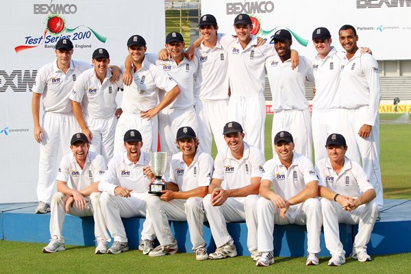 Alastair Cook and England celebrate Series Win