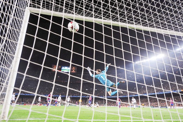 Messi scores 1st of 4 v Arsenal - Champions League