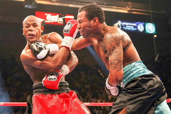 Shane Mosley lands v Floyd Mayweather 