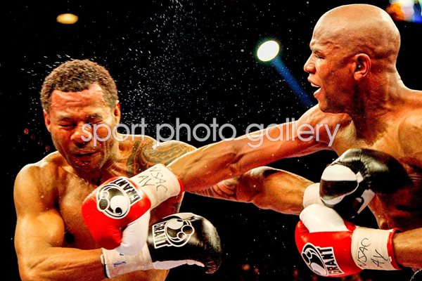 Floyd Mayweather connects v Shane Mosley