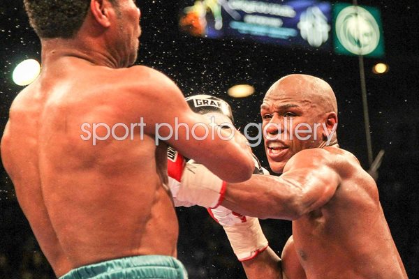 Floyd Mayweather defeats Shane Mosley