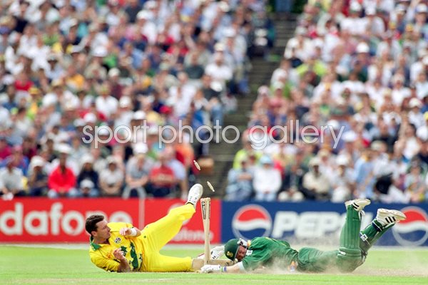 Jonty Rhodes and Damien Fleming