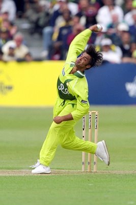 Shoaib Akhtar of Pakistan bowls 