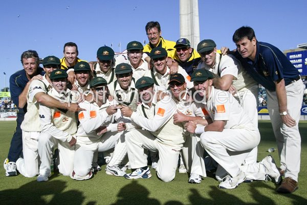 Australia celebrate wiinning Ashes 2002