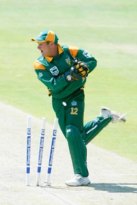 Mark Boucher attempts a run out 