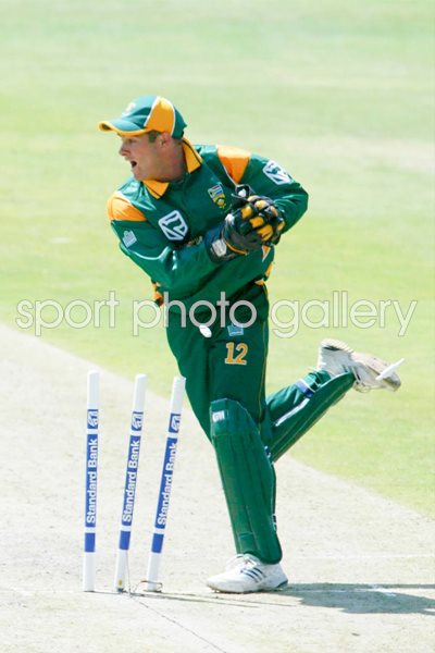Mark Boucher attempts a run out 