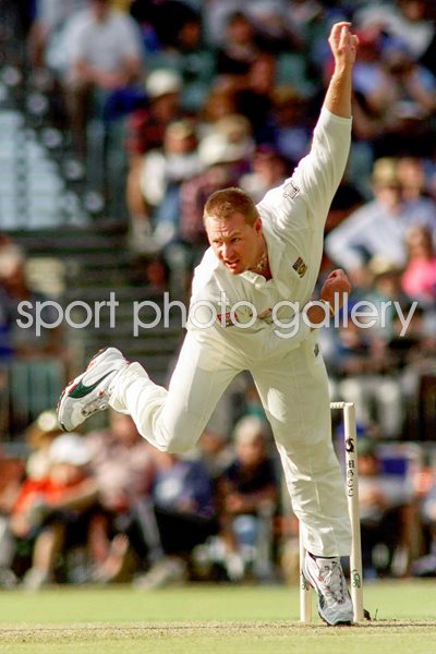 Lance Klusener of South Africa bowls