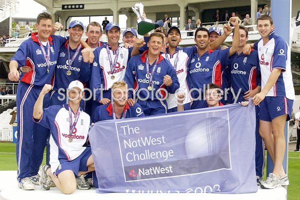 England celebrate beating Pakistan 