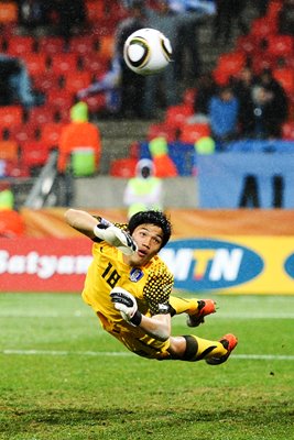 Jung Sung-Ryong Dives for South Korea