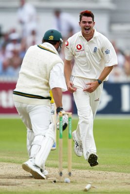 James Anderson bowls Jacques Kallis 