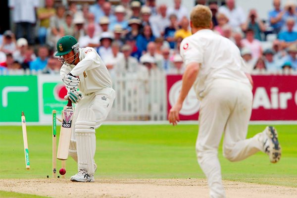 Andrew Flintoff bowls Shaun Pollock 