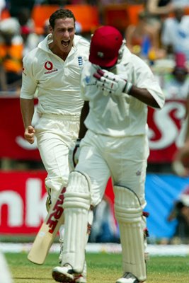 Simon Jones removes Brian Lara