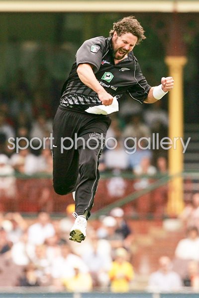 Chris Cairns of New Zealand celebrates
