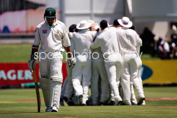 Greame Smith dismissed by Matthew Hoggard 