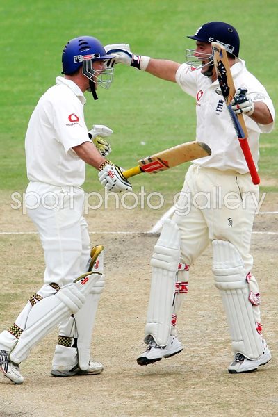 Andrew Strauss celebrates with Graham Thorpe 