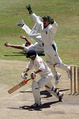 Jacques Kallis catches Geraint Jones