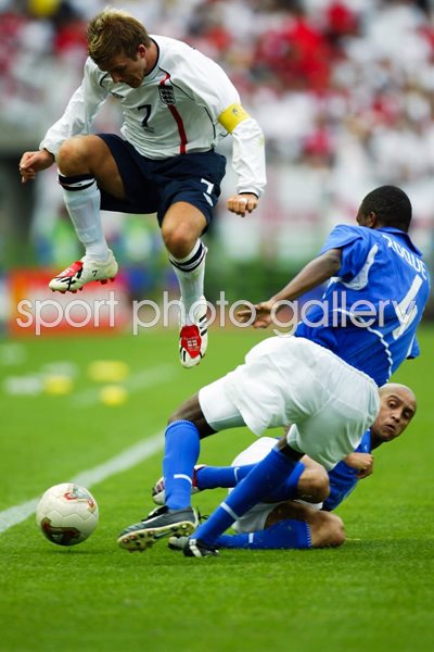 Roque Junior of Brazil and David Beckham 