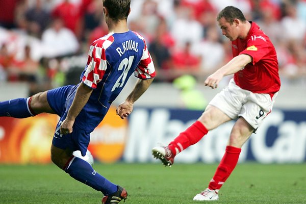 Wayne Rooney scores 