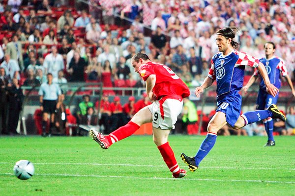 Wayne Rooney scores