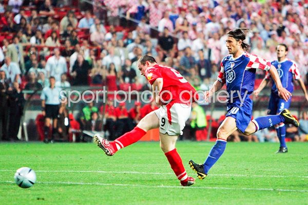 Wayne Rooney scores
