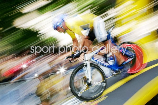 Lance Armstrong starts time trial