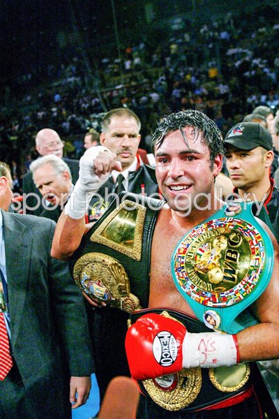 De La Hoya celebrates victory