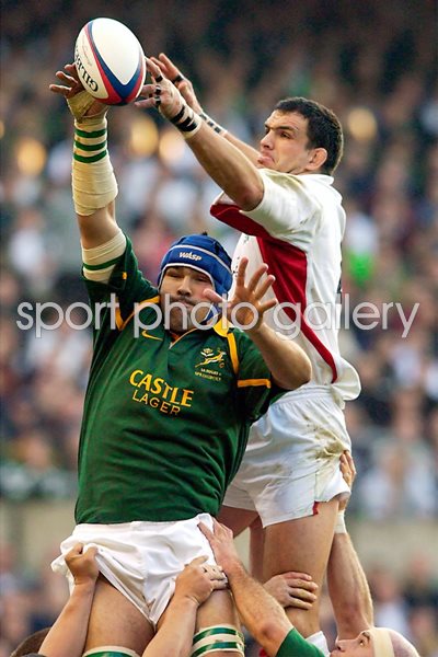 Martin Johnson wins a line out 