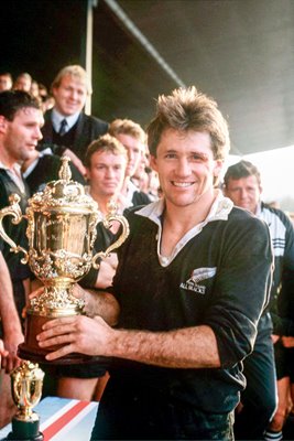 David Kirk lifts 1987 World Cup