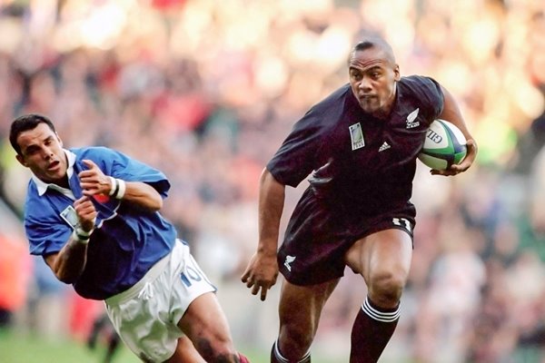 Jonah Lomu passes Christophe Lamaison 